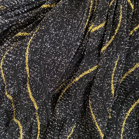 Gorgeous floor length halter top dress with a black lining - Picture 7 of 8